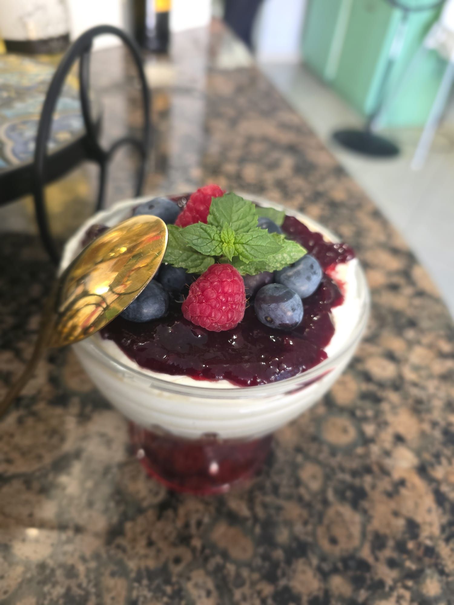 Dolce al bicchiere con crema, coulis e frutti di bosco freschi